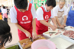 実際にハマチを捌く生協職員